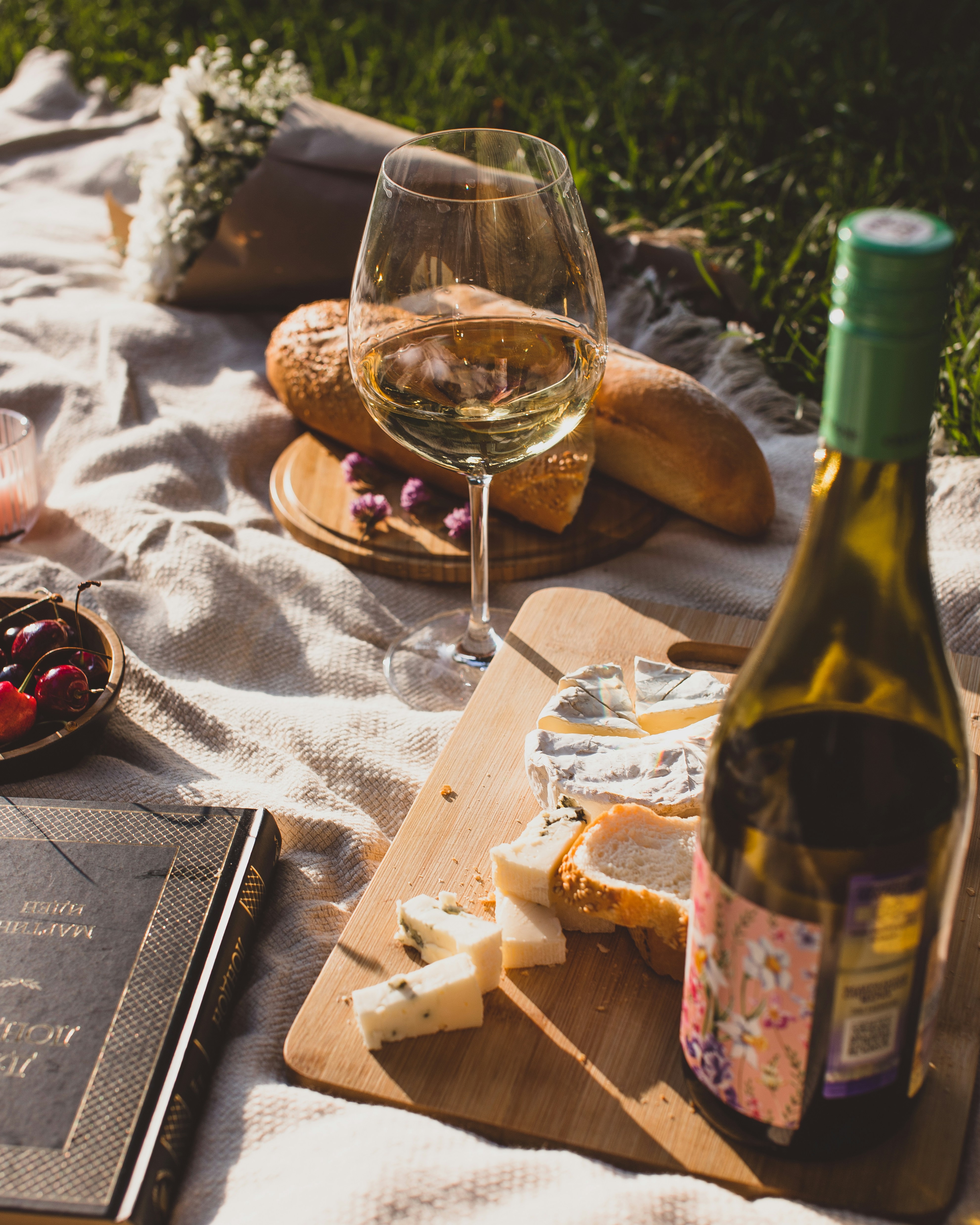 Panier pique-nique en osier garni de produits du terroir — Château Puygrenier