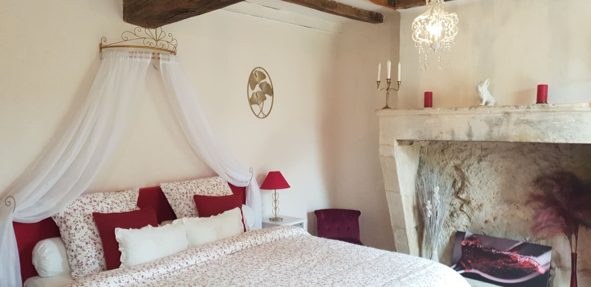 Suite Margaux — baldaquin et cheminée