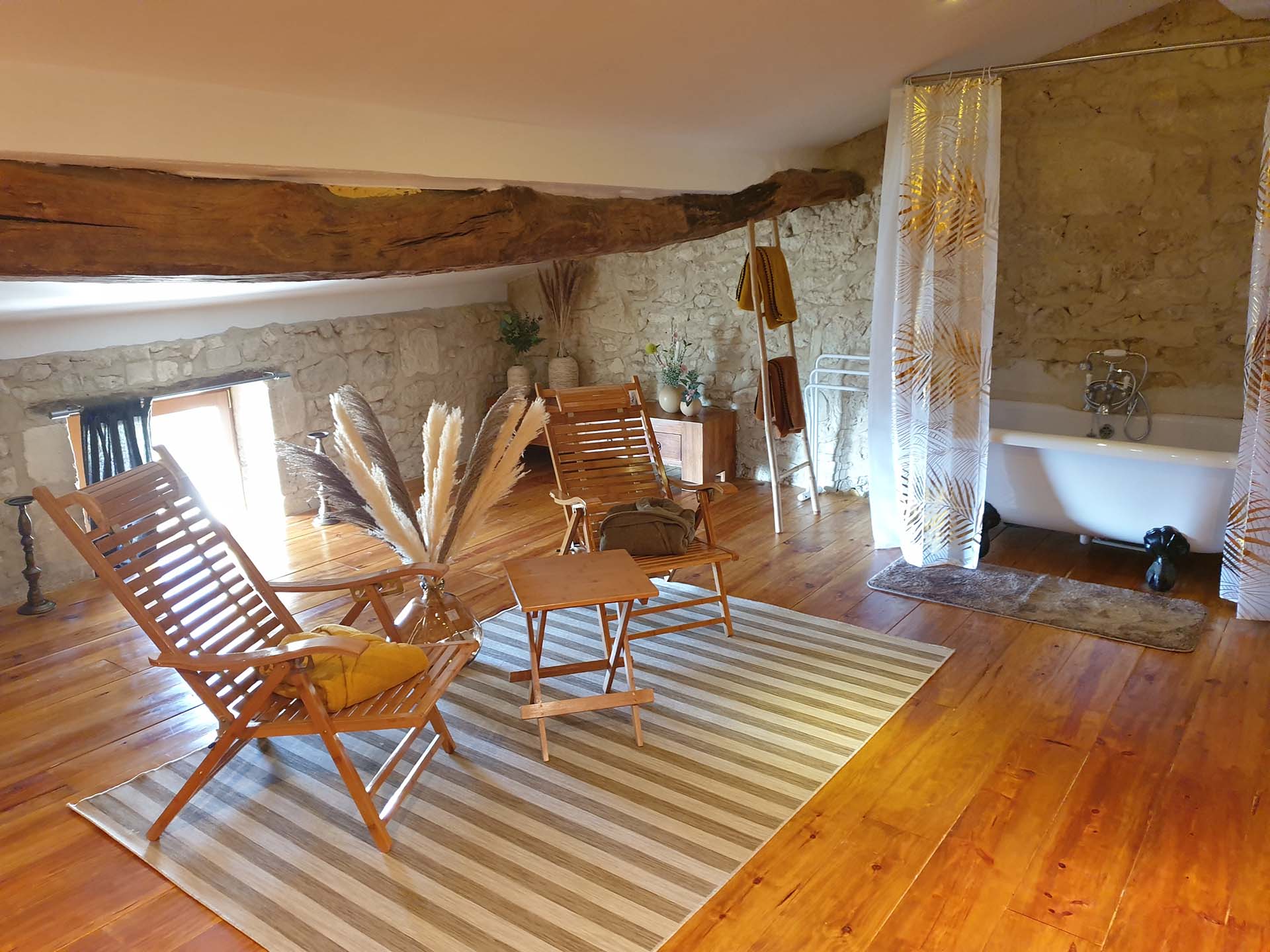 Suite Puygrenier — espace lounge et baignoire rhétro