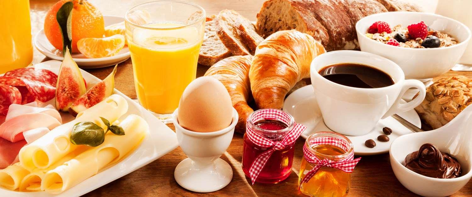 Petit-déjeuner maison — produits locaux